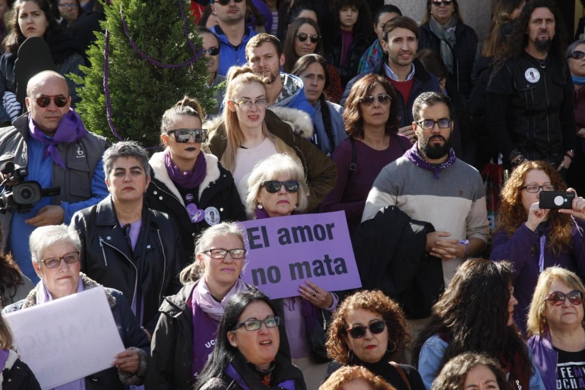 Multitudinaria manifestación contra la violencia hacia la mujeres