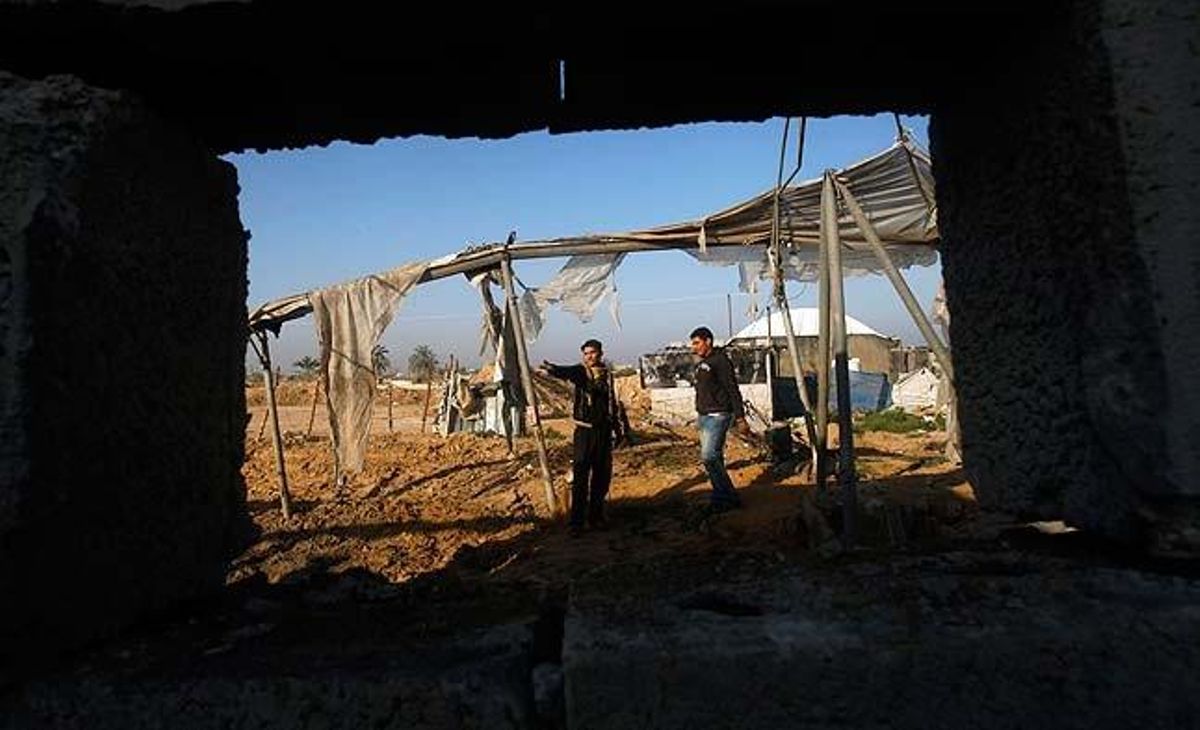 Dos palestins supervisen els desperfectes provocats pel bombardeig israelià en un túnel per al contraban a Rafah, al sud de Gaza.