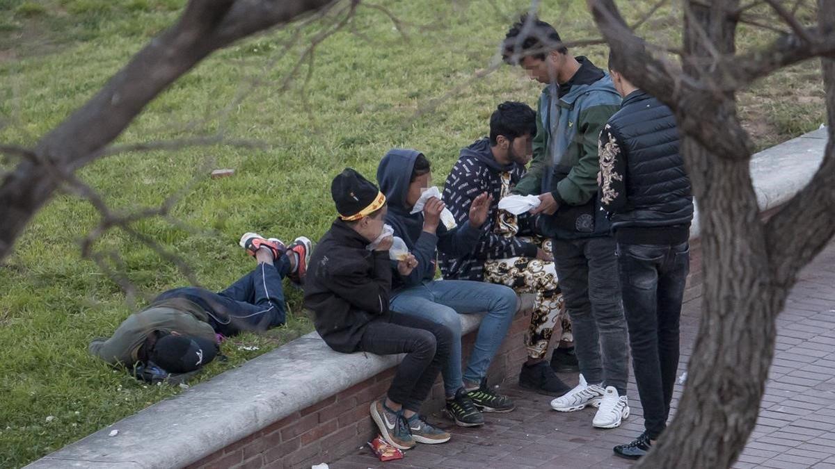 Un grupo de 'menas' esnifan pegamento en un parque de Barcelona, el 2 de mayo del 2019