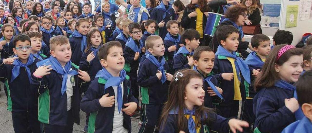 Alumnos de varios colegios y miembros de la Asociación Autismo haciendo una &quot;flashmob&quot;. // Iñaki Osorio