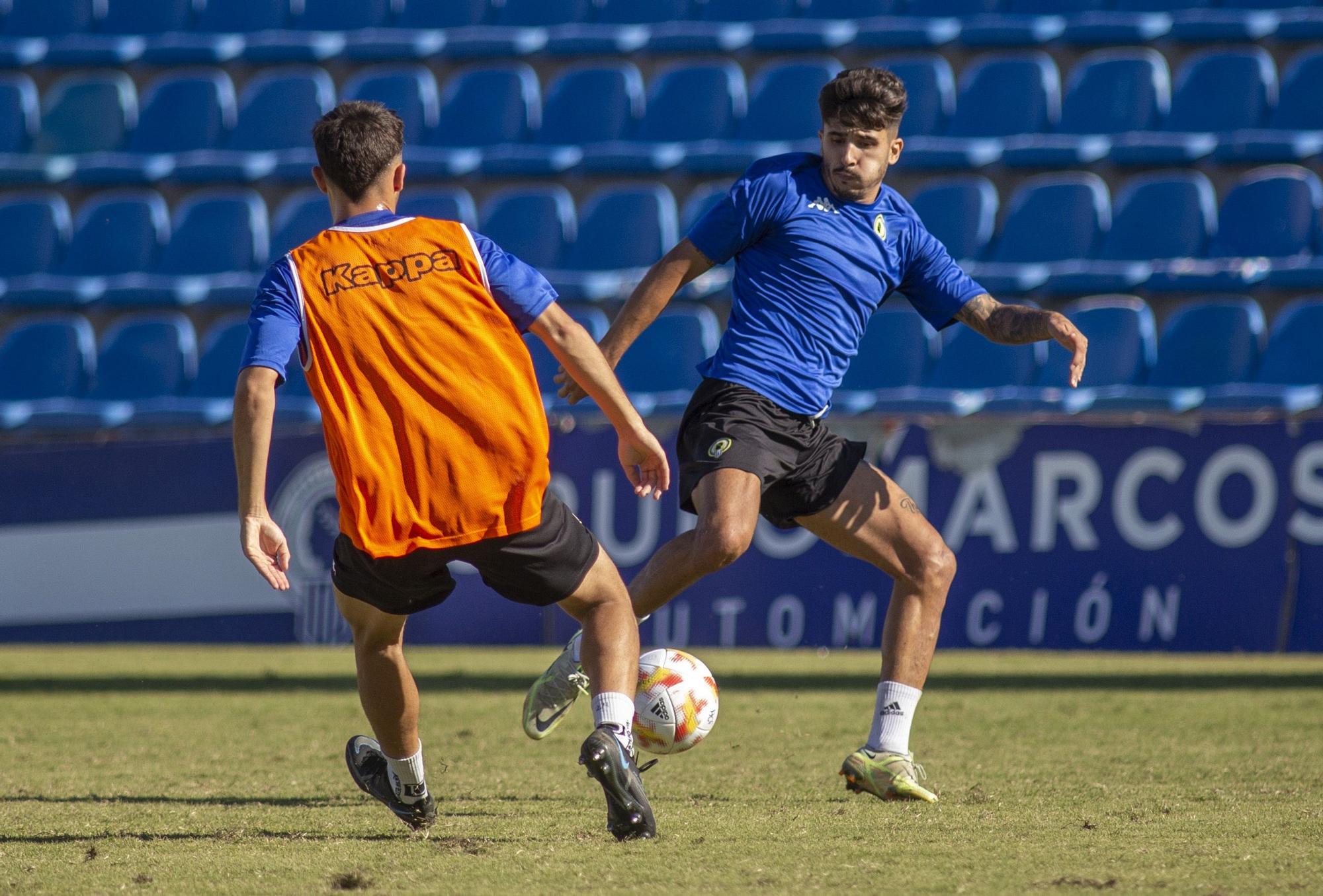 Cedrés, con la pelota, encara a Manu Navarro, de espaldas, en el último entrenamiento del Hércules.