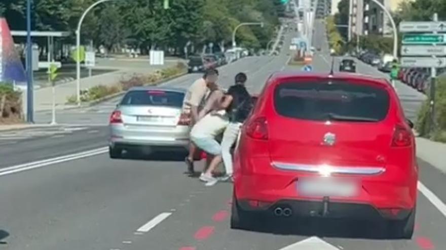 Tres jóvenes salen de su coche en un semáforo de Vigo y agreden al ocupante del vehículo que va delante