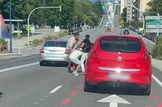 Tres jóvenes salen de su coche en un semáforo de Vigo y agreden al ocupante del vehículo que va delante