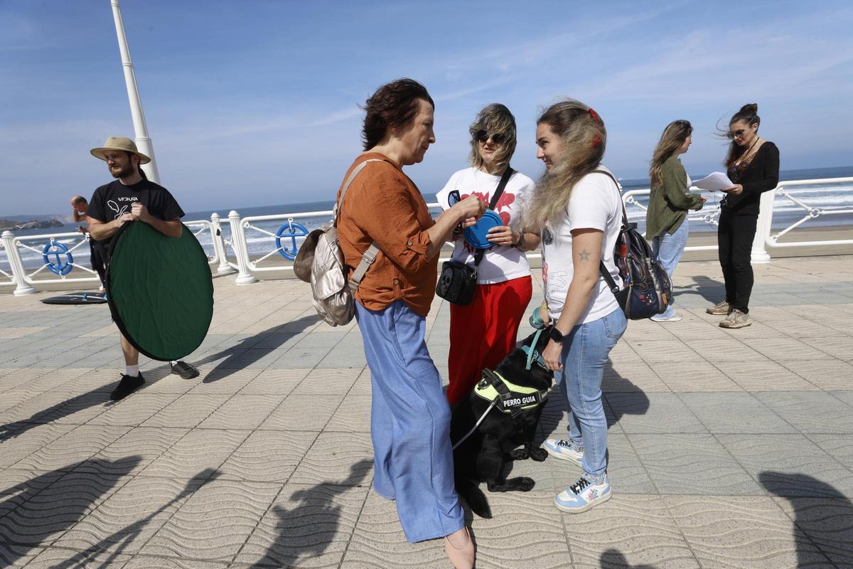 Blanca Portillo conversa con Carmen López en el paseo de playa de Salinas. Al fondo, a la derecha, Ana L. Martín consulta unos papeles.