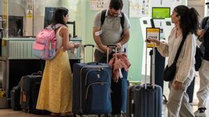 Consum investiga una sisena ‘low cost’ per cobrar l’equipatge de mà