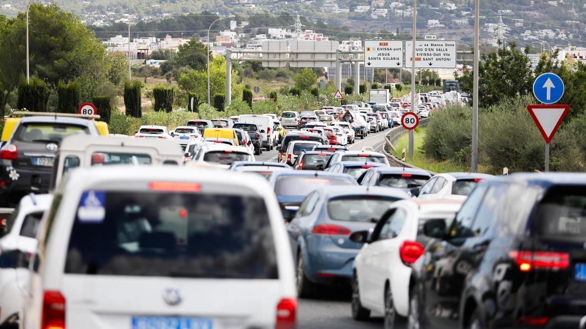Cola a la entrada a Ibiza desde la autovía de Sant Antoni.