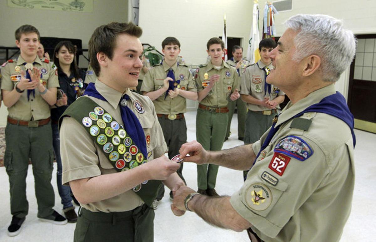 El jove Pascal Tessier, obertament homosexual, rep la insígnia ’Àguila’ de mans d’un veterà membre dels Boy Scouts, dilluns a Chevy Chase (Maryland). El jove Pascal Tessier, obertament homosexual, rep la insígnia ’Àguila’ de mans d’un veterà membre dels Boy Scouts, dilluns a Chevy Chase (Maryland).