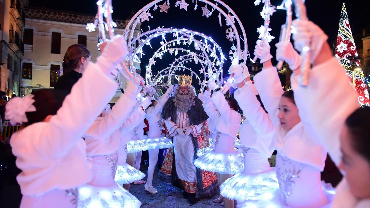 Melchor pasa bajo los arcos de las bailarinas, en la cabalgata de Plasencia.