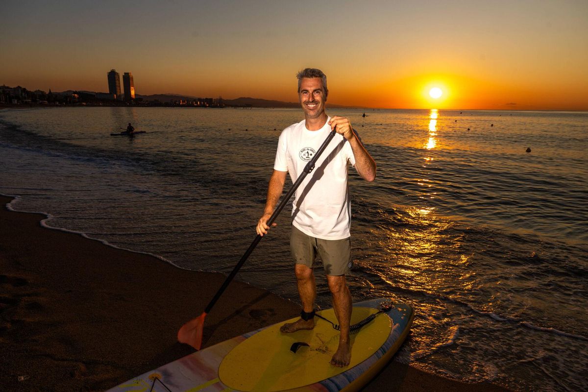 Barcelona 14/07/2025 Barcelona . Luis Abril, emprendedor y creador de Sea You. Dan clases de padel surf, sup yoga... AUTOR: JORDI OTIX