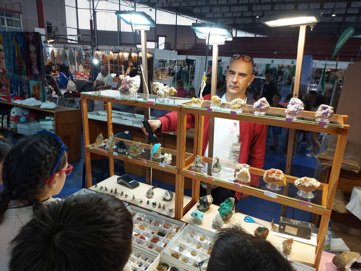 Uno de los expositores de minerales en la pasada edición de la Feria de Muestras de Vegadeo.