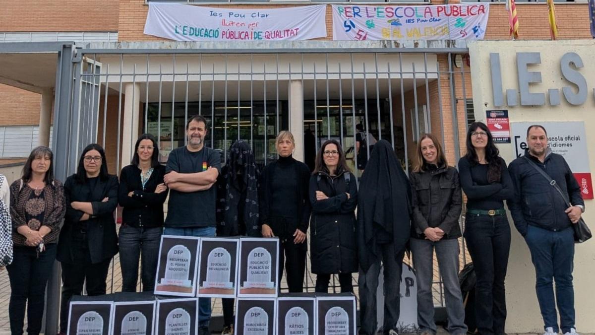 Protesta a las puertas del IES Pou Clar.