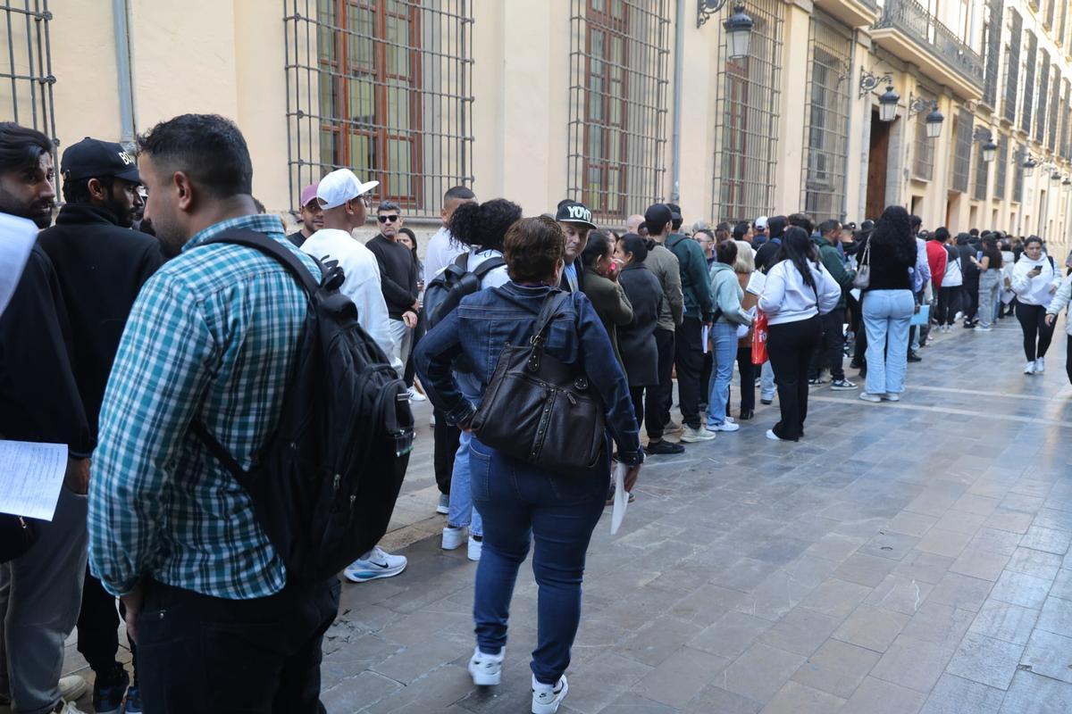 Colas en el Ayuntamiento de València desde primera hora de la mañana