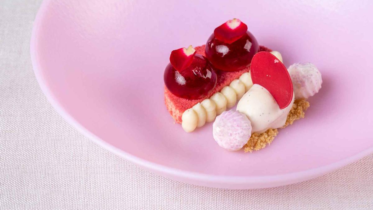 Plato &#039;Goloso de pimienta rosa, hibiscus y violetas&#039; del restaurante Voro de Álvaro Salazar