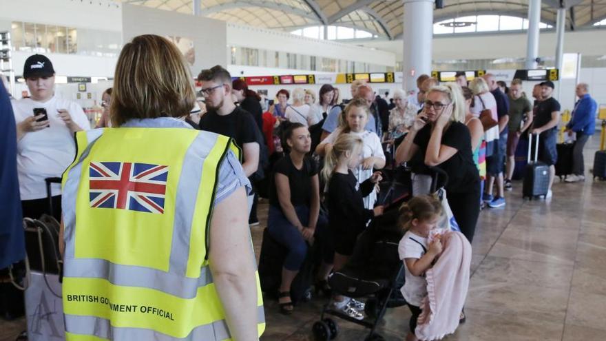 Pasajeros británicos afectados por la quiebra de Thomas Cook esta mañana facturando en el aeropuerto