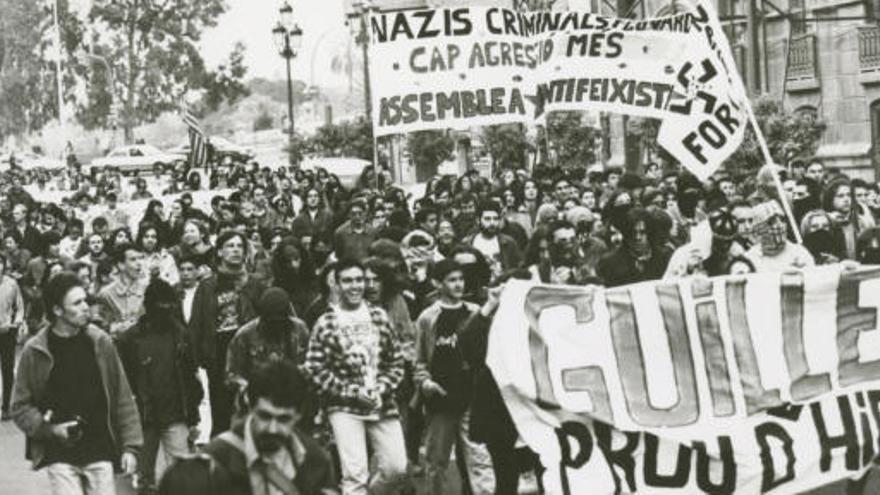 Manifestación de protesta por el asesinato de Agulló en 1993.