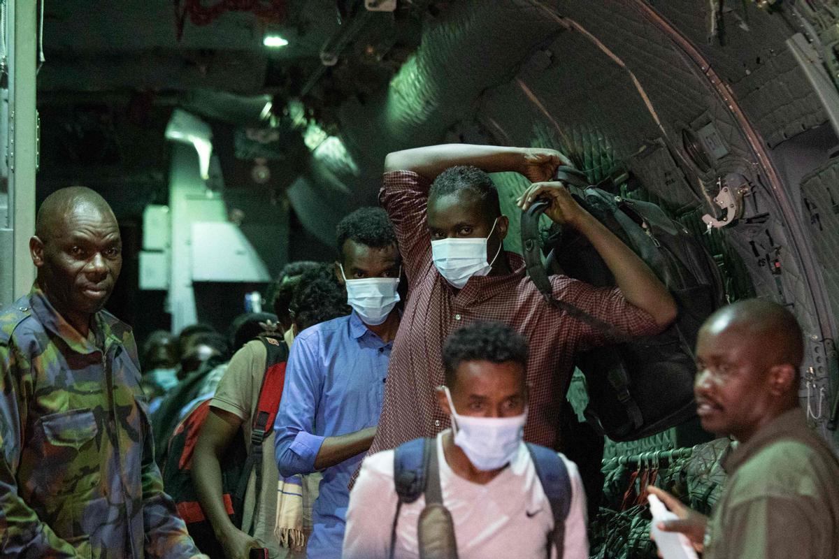 Ciudadanos de Kenia y de Somalia son evacuados en avión desde Jartum, la capital de Sudán