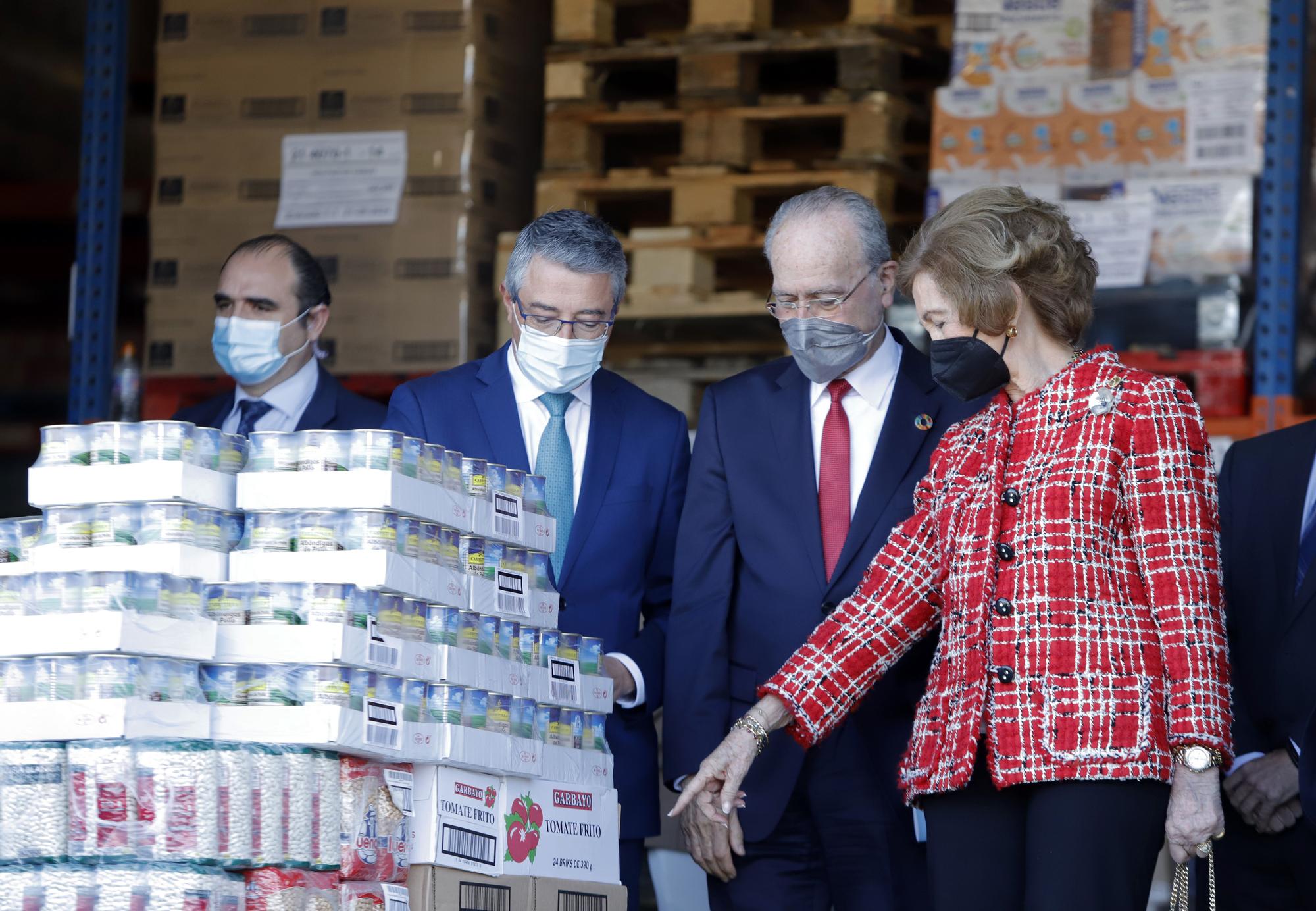 La Reina Sofía visita las instalaciones de Bancosol en Málaga