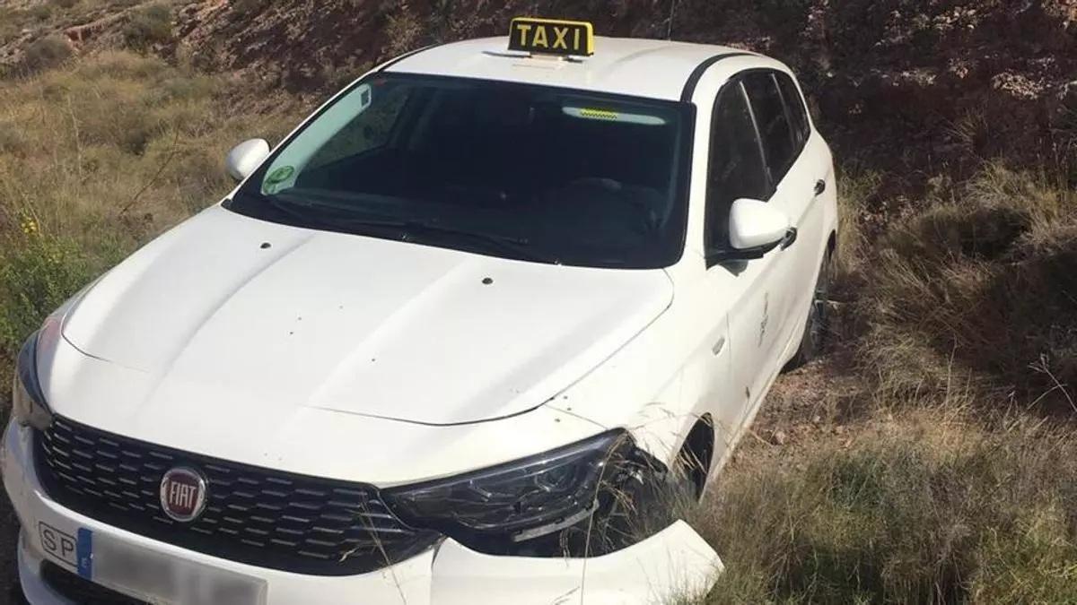 Estado en el que quedó el taxi del hombre agredido.