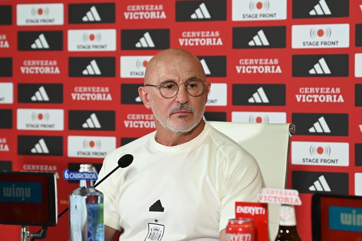 El seleccionador español, Luis de la Fuente, durante la rueda de prensa en Badajoz.