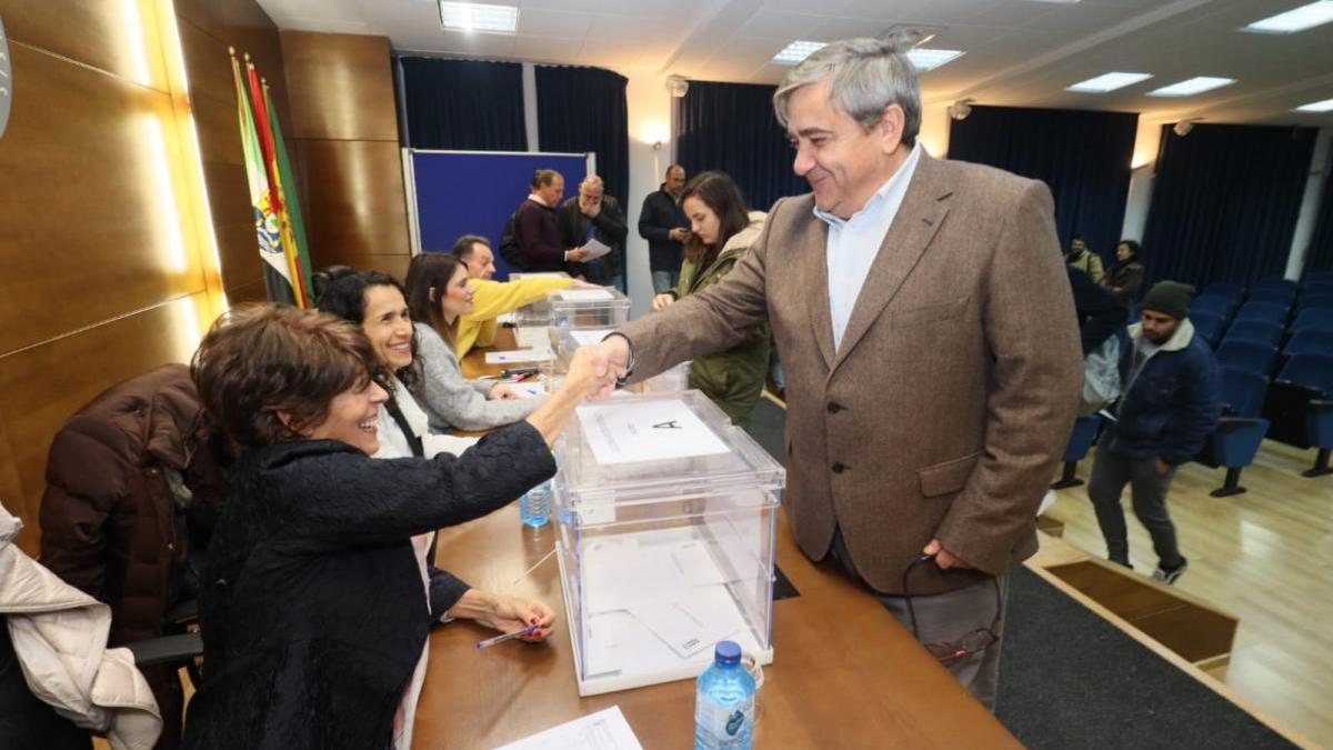 Antonio Hidalgo confía en repetir el resultado de la primera vuelta en la elección de rector de la UEx