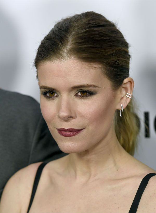 Kate Mara con labios granates y minivestido de Prada