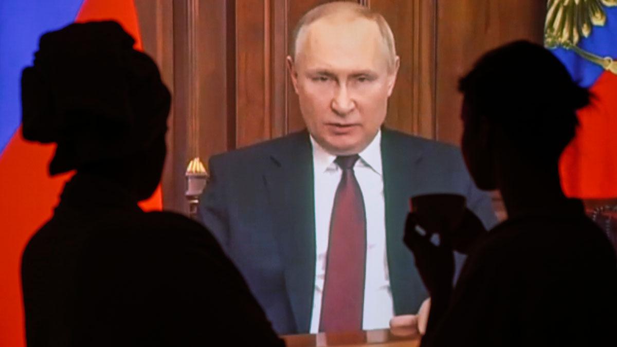 El presidente Vladimir Putin durante su anuncio televisado de la operación militar en Ucrania