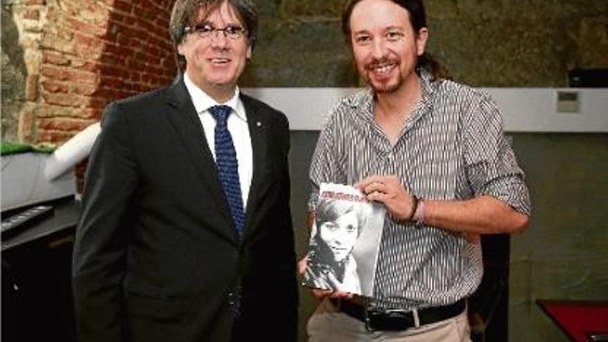 Carles Puigdemont va regalar a Pablo Iglesias la biografia de Montserrat Roig, &quot;Con otros ojos&quot;.