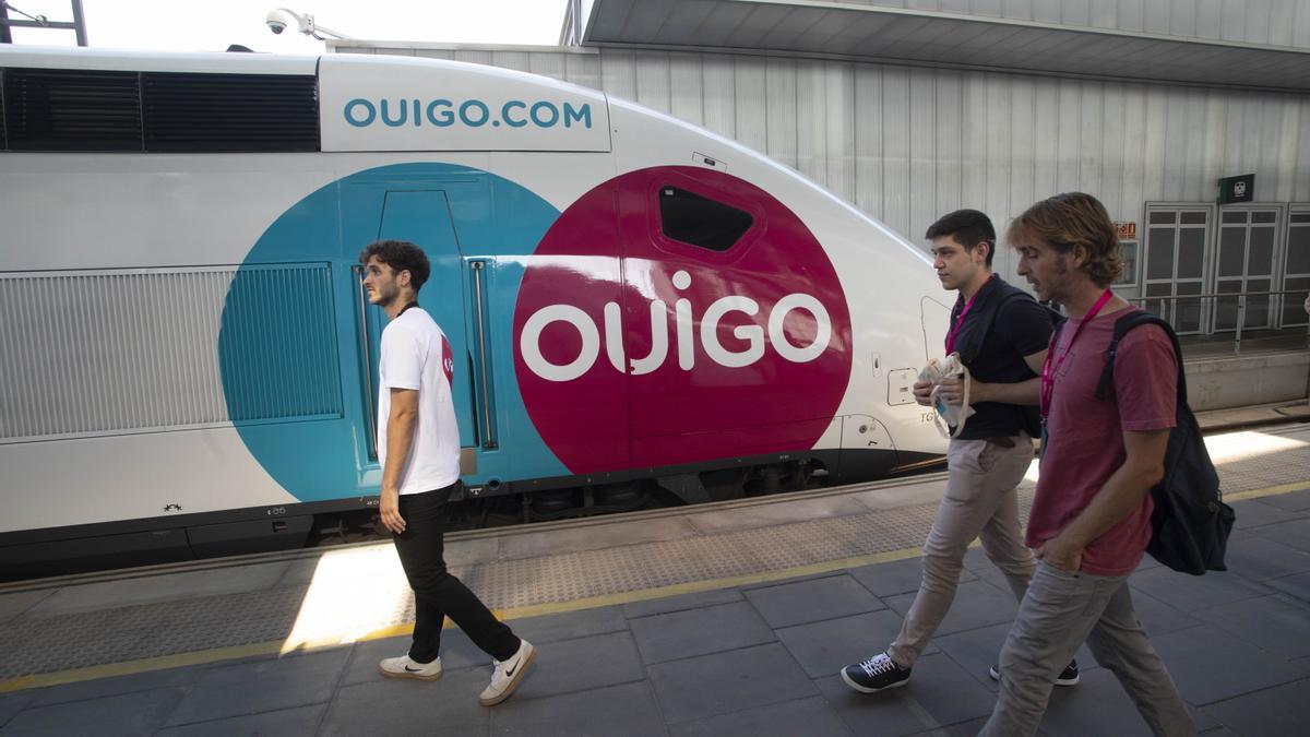 Un grupo de estudiantes dispuestos a embarcar en un tren de Ouigo