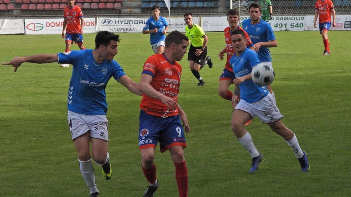 Hugo García, recibiendo el esférico ante el filial del Pontevedra.  | // I.O.