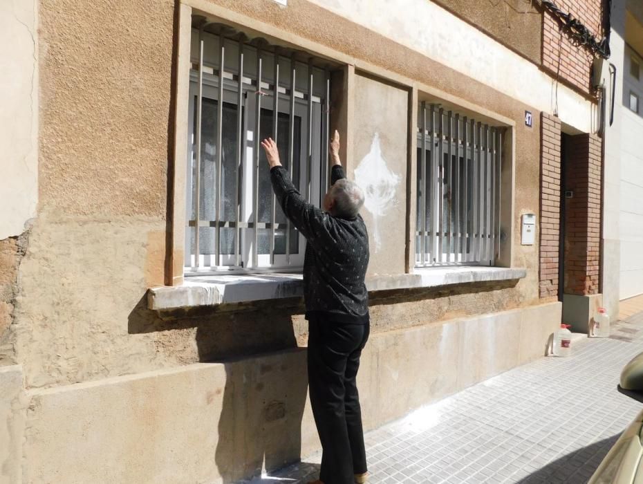 Els vàndals han pintat la façana i les finestres