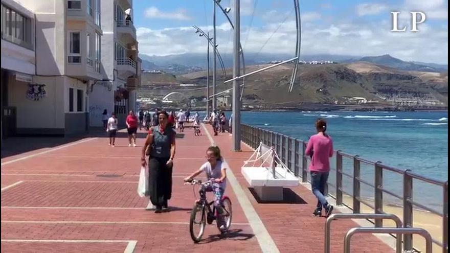 Coronavirus en Canarias | Los niños menores de 14 años vuelven a pasear por Las Canteras