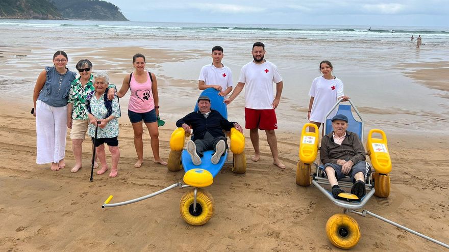 Usuarios de la residencia y voluntarios de Cruz Roja, en la playa de Rodiles.