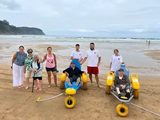 Los mayores de las residencias de Villaviciosa disfrutan de la playa con los voluntarios de Cruz Roja. "Esto te llena el corazón"