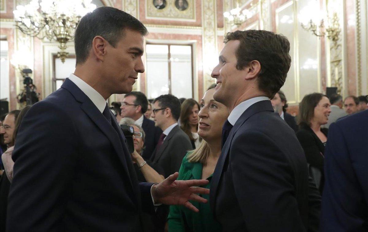 Pedro Sánchez y Pablo Casado durante la presentación de los actos conmemorativos del 40 aniversario de la Consitución.