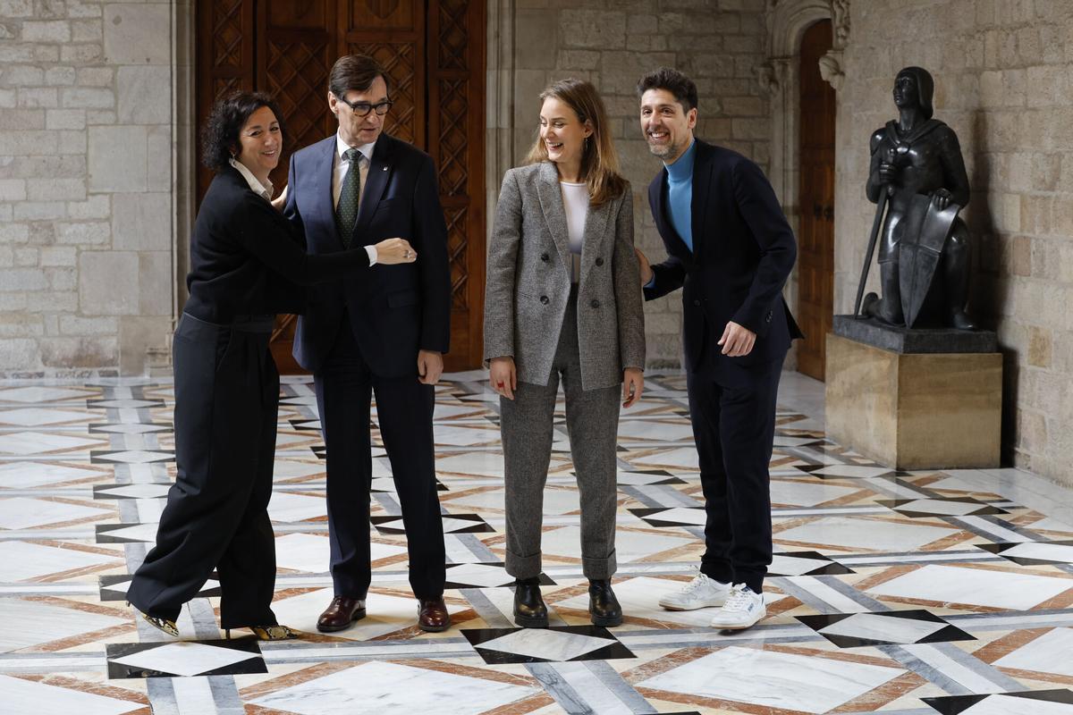 El presidente de la Generalitat, Salvador Illa, y la presidenta del grupo de Comuns, Jéssica Albiach, junto a la consellera de Economía y Finanzas, Alicia Romero (i), y el portavoz de Comuns, David Cid (d), durante su encuentro este jueves, en el Palau de la Generalitat, en que escenifican la firma del acuerdo para el proyecto de los presupuestos de la Generalitat de 2026.