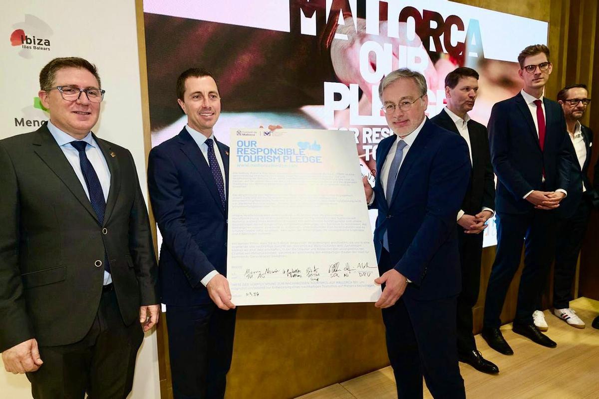 Escenificación de la firma del 'Pledge', el compromiso de turismo responsable lanzado en la WTM de 2023, resucitado en Berlín.