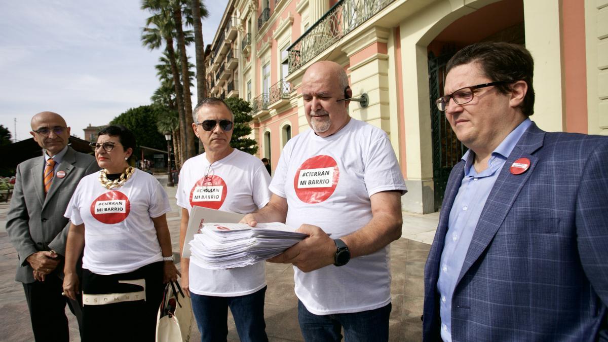 Presentación de firmas de la plataforma Cierran Mi Barrio en el Ayuntamiento de Murcia.