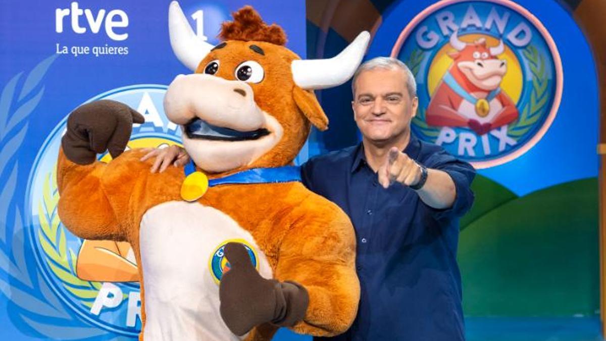 Ramón García con la mascota del &quot;Grand Prix&quot; de TVE