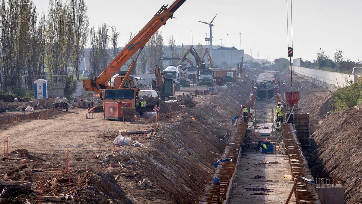 Diversos operarios trabajan en el trazado de acceso hasta la futura Terminal Nou Llobregat.