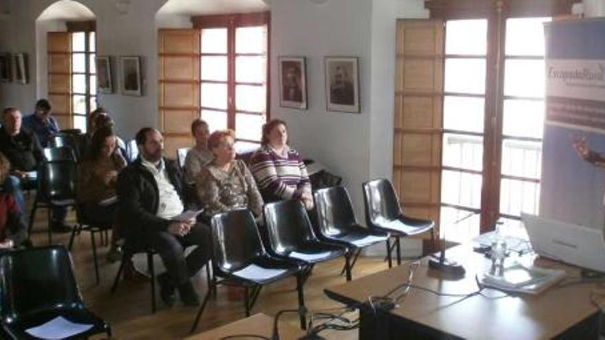 Los asistentes al taller celebrado en la Casa de la Cultura de Llanes atienden las explicaciones de Ana Alonso, de escapadarural.com.| e. g. cea