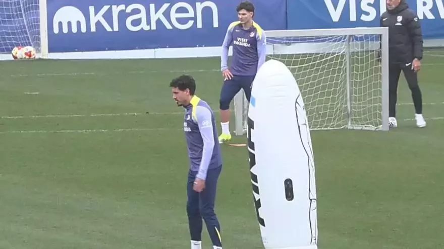 Simeone, con las bajas de Johnny Cardoso y Barrios; Nico González, con el grupo