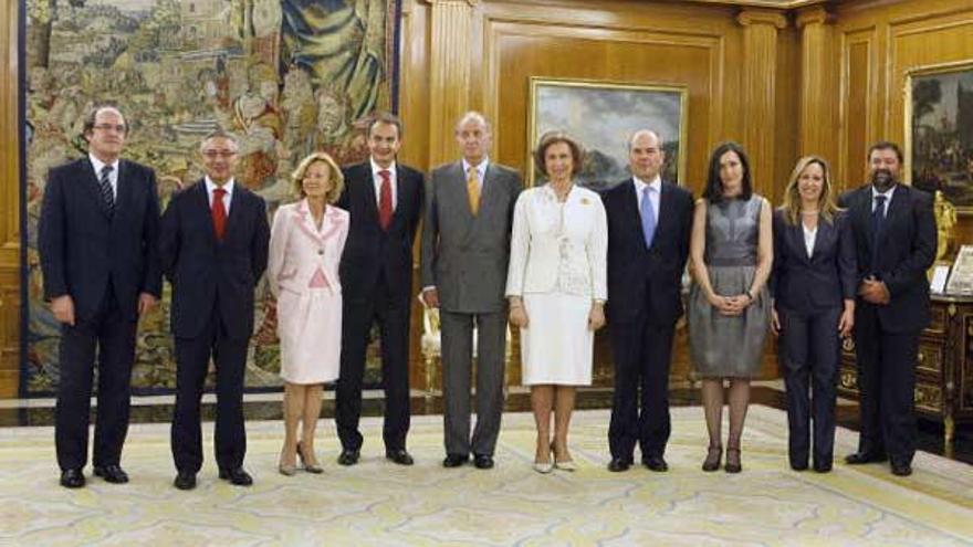 José Luis Rodríguez Zapatero, el ministero de Justicia, Francisco Caamaño, y los nuevos integrantes del Gobierno posan con el Rey después de prometer sus cargos