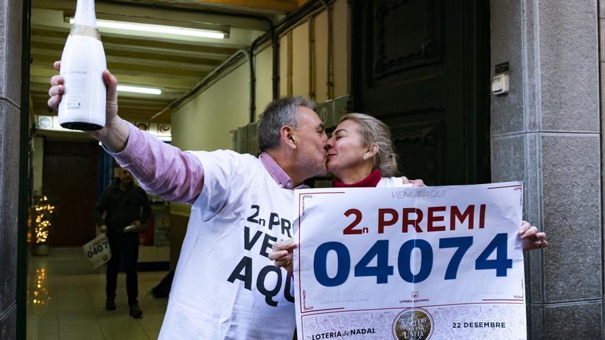 El responsable de la administración de lotería número 1 de Olot (Girona), Alfredo Alfaro, celebra junto a su esposa el haber vendido el número 04074, agraciado con el segundo premio del Sorteo Extraordinario de la Lotería de Navidad.