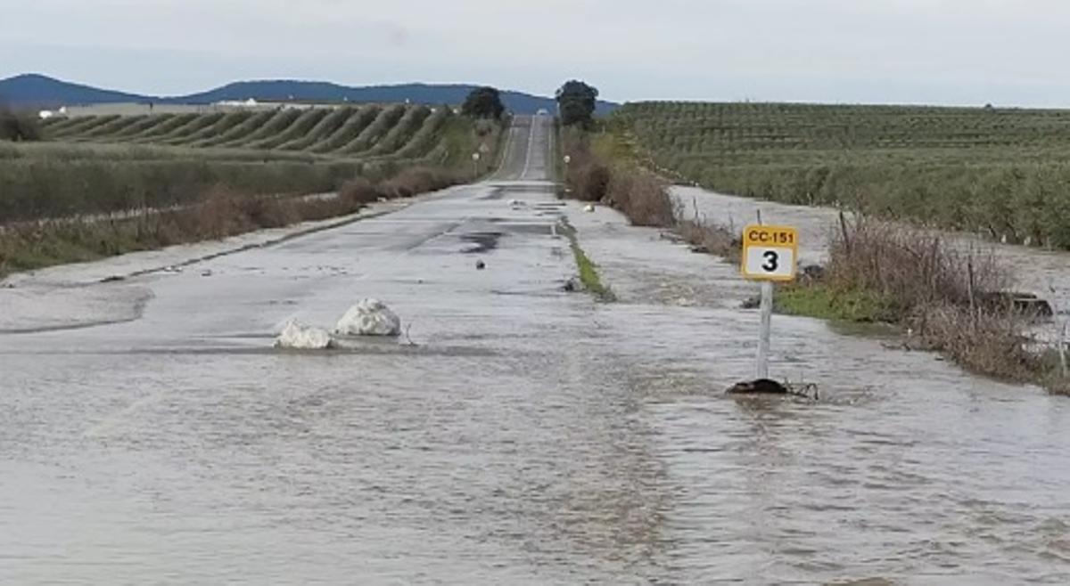 Corte en la CC-151, ayer, a la altura de Moraleja.