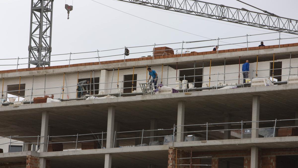 Trabajadores de la construcción en una obra en Xàtiva, en una imagen de archivo.