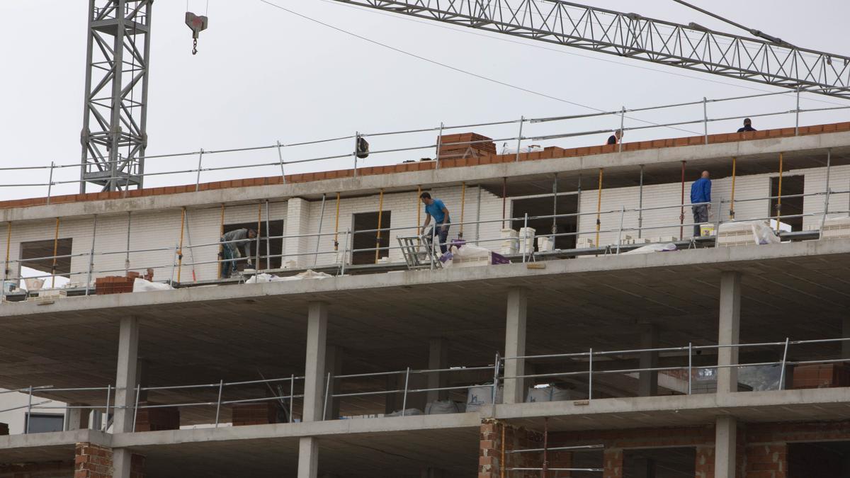 Trabajadores de la construcción en una obra en Xàtiva, en una imagen de archivo.