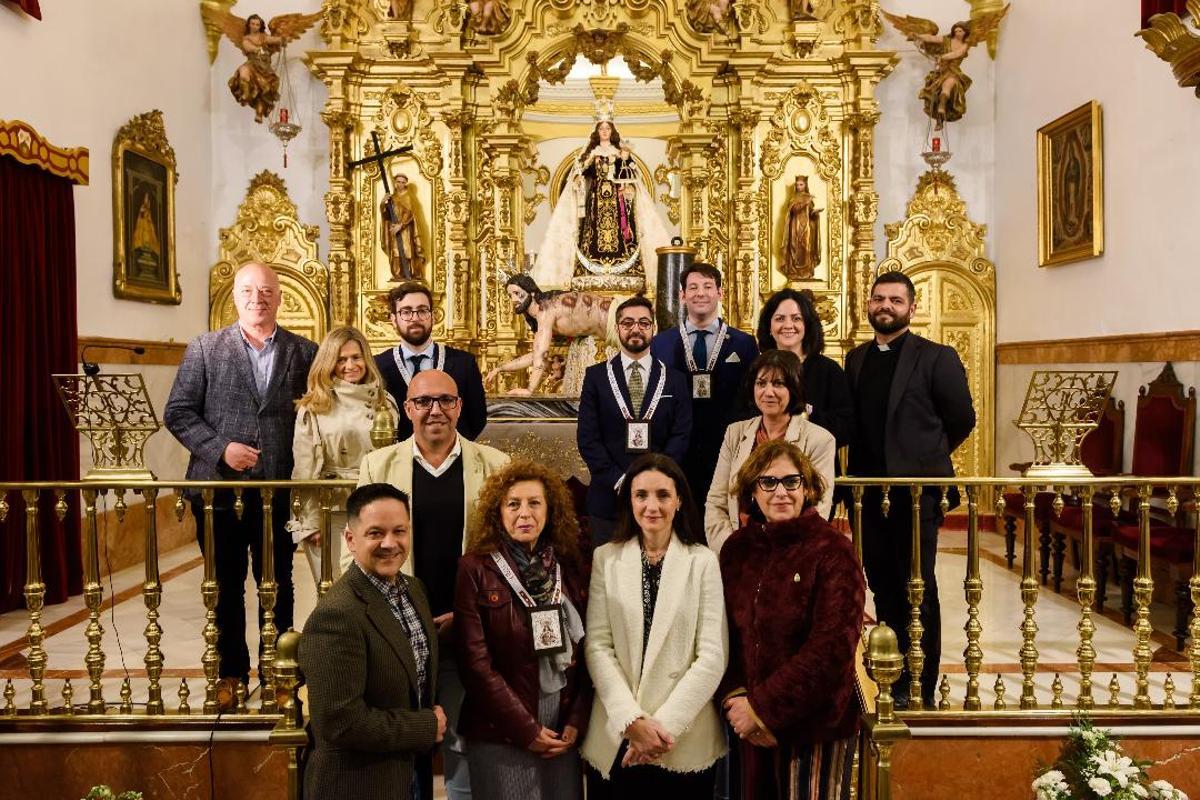 Corporación, restauradores e historiador junto a la talla de Jesús del mayor Dolor.