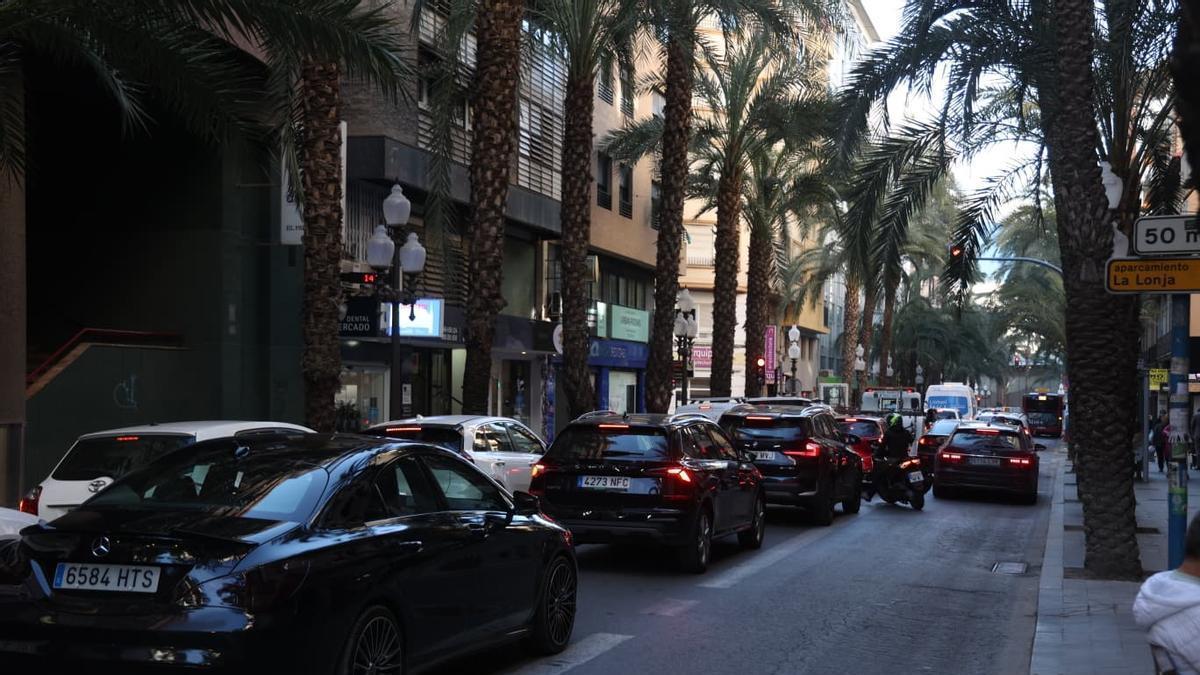 Caos matinal de tráfico en el centro de Alicante por un escape de aceite de un vehículo