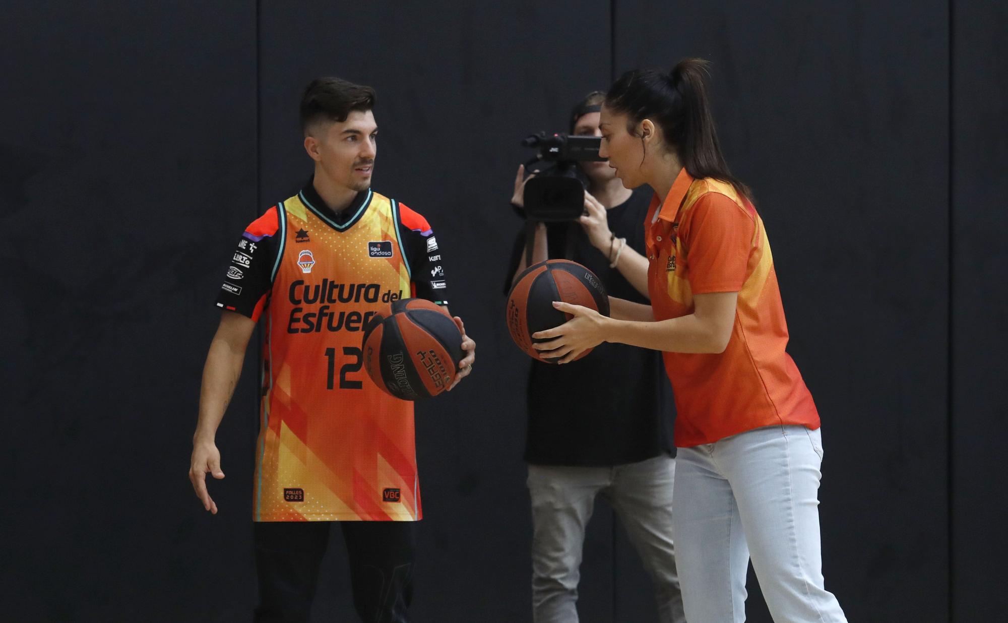 Los pilotos del Mundial de Motociclismo juegan a baloncesto en L´Alqueria del Basket