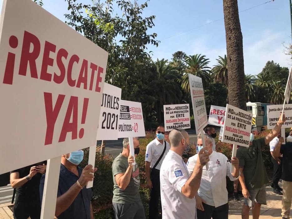 La hostelería llena las calles de Málaga para protestar por las restricciones